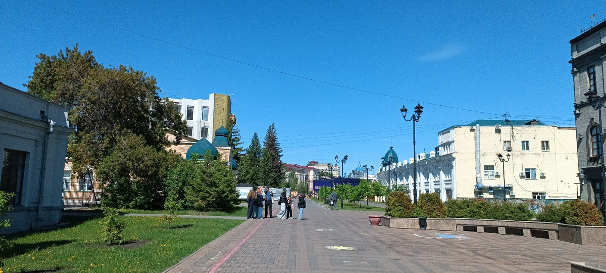Вот здание музея с зеленой крышей на первом плане