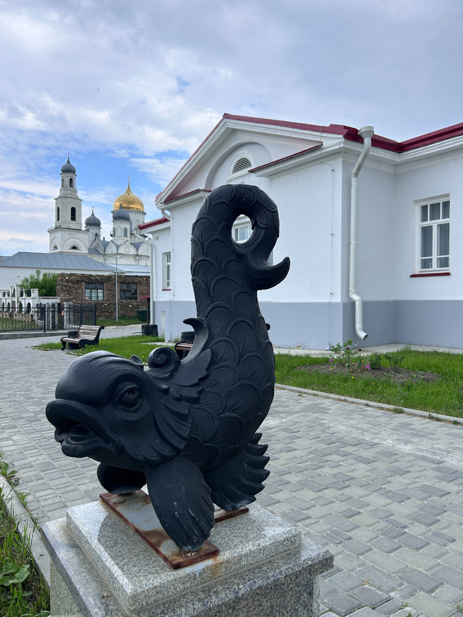 На входе в музей встречают 2 чугунные рыбки, Касли окружен озерами.