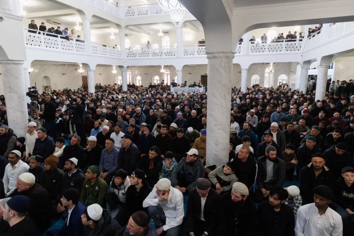    Утром праздничного дня мусульмане идут на коллективную молитву.