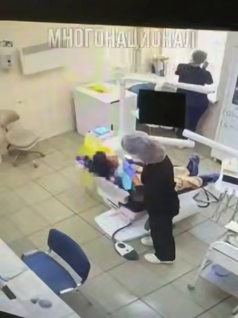 Скриншот видео. Скандальная пациентка в кресле стоматолога.