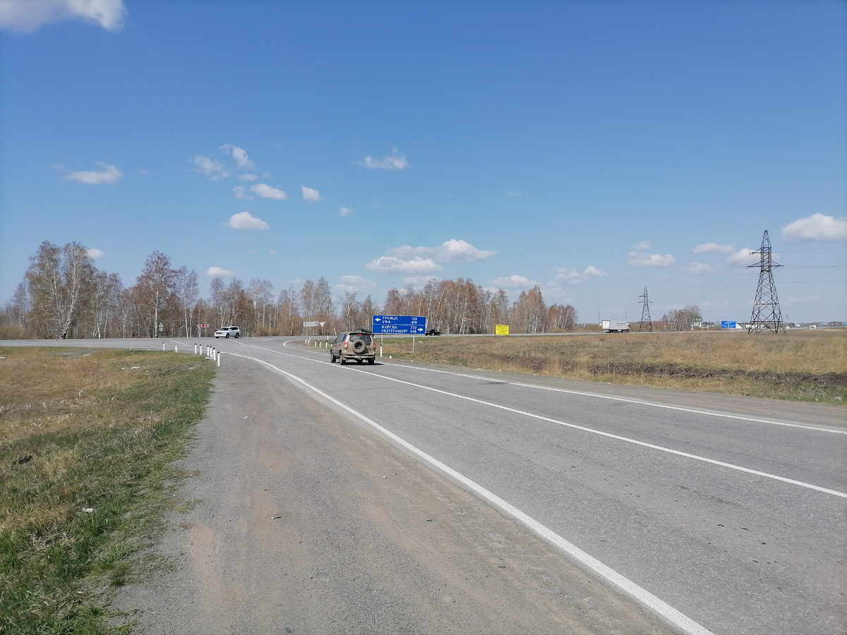 Именно такие указатели возле обхода Челябинска в восточной его части. Конкретно это фото я сделал выезда сюда из нашей деревни, для неё именно он — ключевой, так как к северу от него находится дорога в Копейск — ближайший крупный город, 100-тысячник!