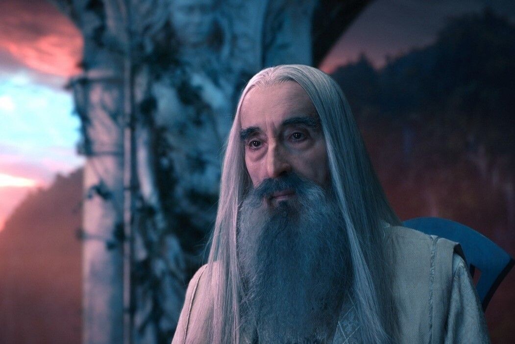 Кристофер Ли мечтал сыграть Гэндальфа, но режиссер Питер Джексон посчитал, что он идеально подходит на роль Сарумана. Источник: кадр из фильма «Хоббит: Нежданное путешествие» / Warner Bros. Pictures📷

