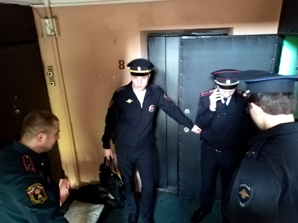 ⬆️ 🎞️ Старший лейтенант полиции, участковый уполномоченный ( ууп ) Омвд России по району Ховрино г. Москвы - КОСТЮХИН АНТОН ВИТАЛЬЕВИЧ - на пожаре, на ул. Лавочкина - 17 июня 2022 года. Рядом с ним капитан полиции Омвд Ховрино - Р. Дивнич, сотрудники Следственного отдела и Мчс  ... ~ Авторское фото Михаила Соловьёва