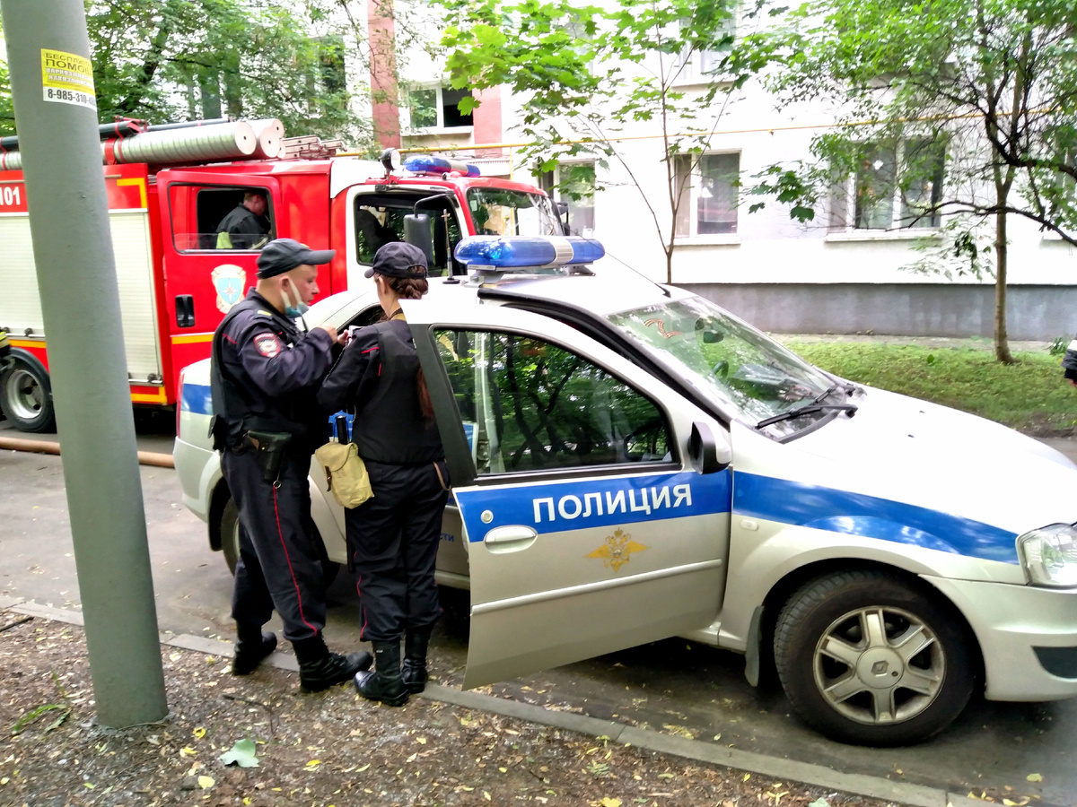 ⬆️ 🎞️ Экипаж Омвд Ховрино на пожаре на ул. Лавочкина 17 июня 2022 года ... Сержант Демидова с коллегой ... Авторское фото Михаила Соловьёва. 