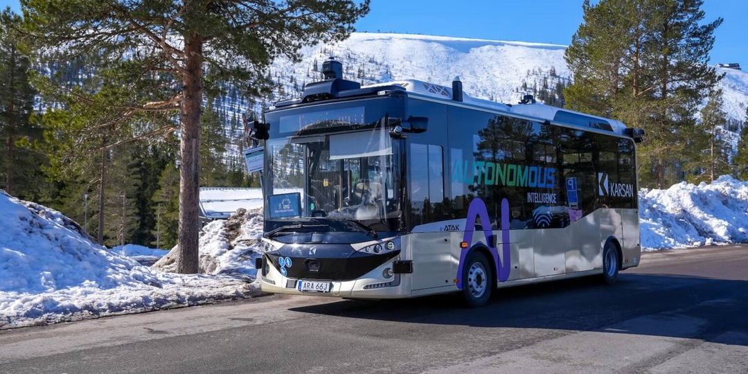 Турецкий беспилотный автобус попал в аварию в Швеции в первый день эксплуатации