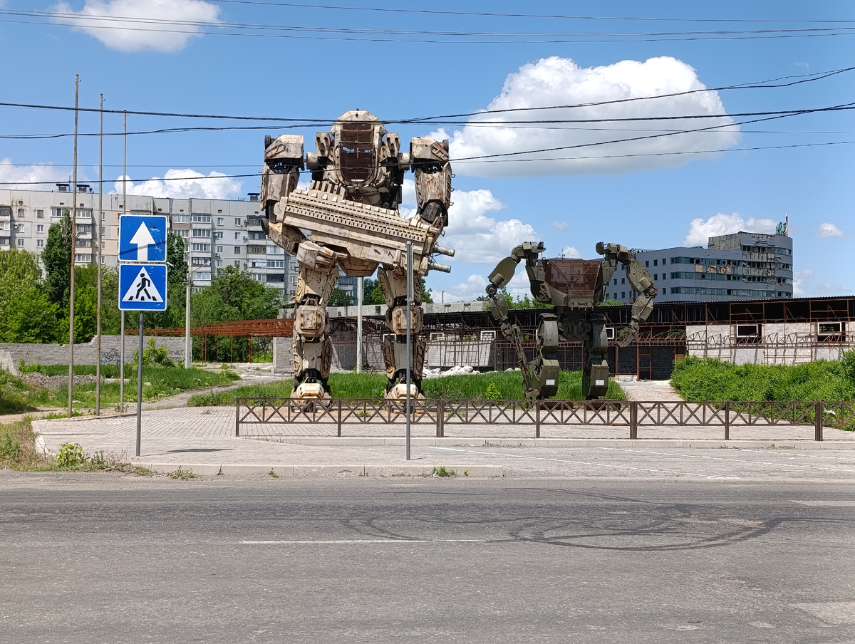 Роботы (трансформеры - мехи) на микрорайоне Привокзальный.