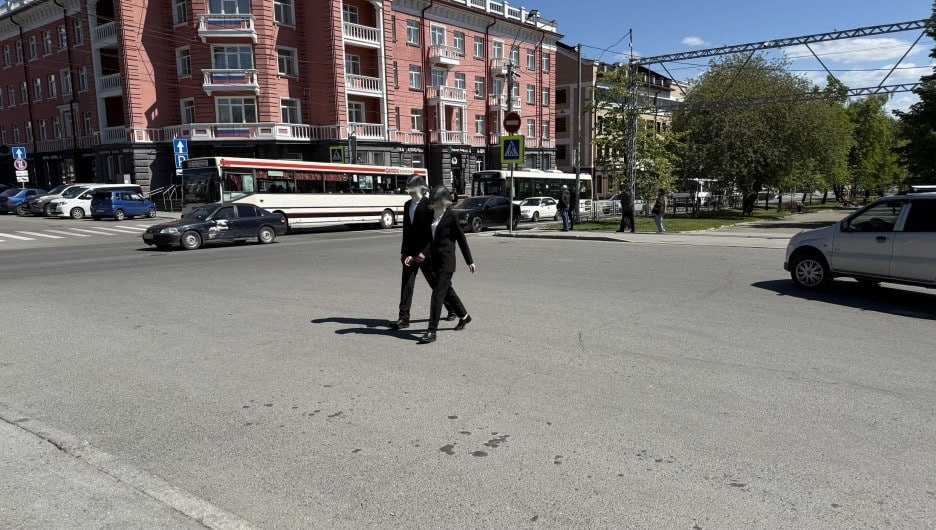Загадочные люди в масках рыб появились на улицах Барнаула