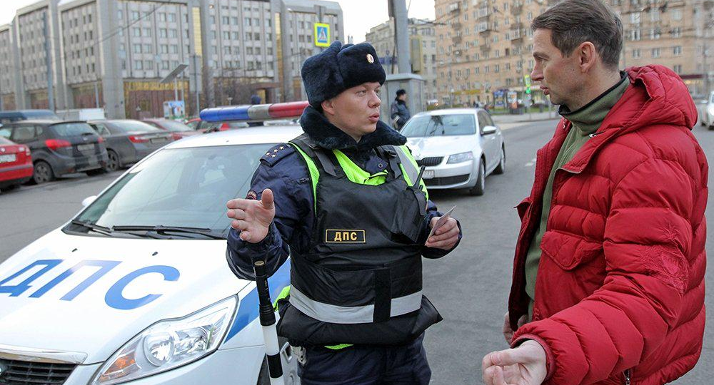 Инспектор подходит, когда вы уже отошли от машины. В каких случаях надо передавать документы, а в каких достаточно паспорта?