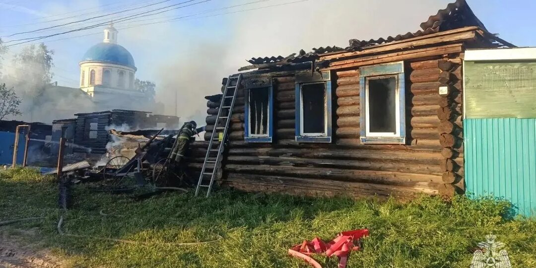 Пожар на площади 400 кв. м потушили в Вавожском районе