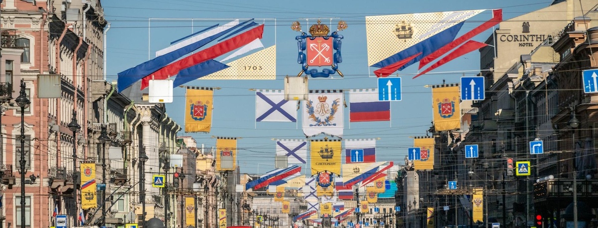    Питер готовится к Дню города. На Невском проспекте появилось праздничное украшение с символикой России и Санкт-Петербурга. Автор фото: Тихонов Михаил