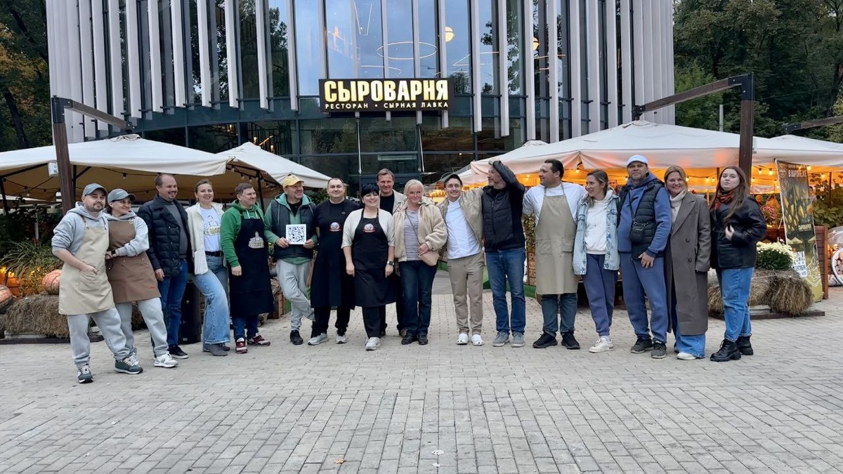 Участники I "СырногоСобрания" в 2025 году. 10 сыроварен и 1 умный пчеловод.