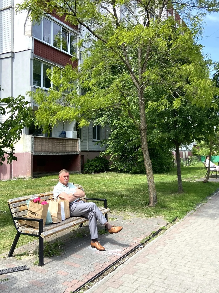  Дочь в роли фотографа, а зять с подарками  ждут  их дочь, а мою внучку.