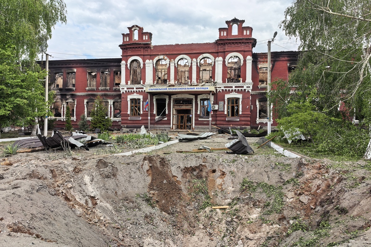    Старинное здание Старобельского колледжа пережило Великую Отечественную войну, но не вынесло удары дронов ВСУ./Сергей Рутта/РГ