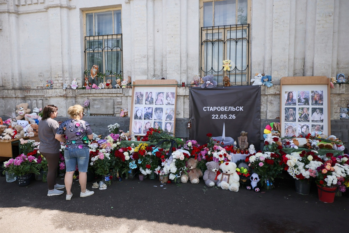    Жители Старобельска несут цветы и игрушки к стихийному мемориалу возле стены местного колледжа./Александр Река/ ТАСС