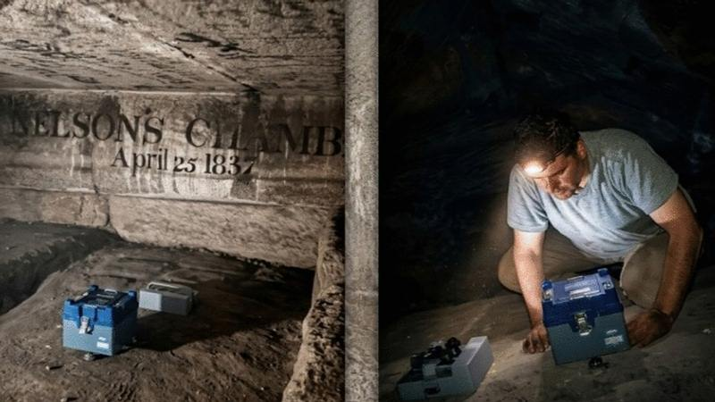 Археолог проводит замеры внутри разгрузочных камер Великой пирамиды Гизы в Египте. Надпись на левой стороне увековечивает открытие четырёх верхних камер западными археологами в 1837 году. Источник: A. Salama et al., Scientific Reports, 2026.