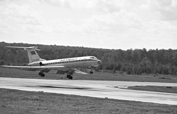    Надежный Ту-134А, гордость советской авиации, готовился к вылету.