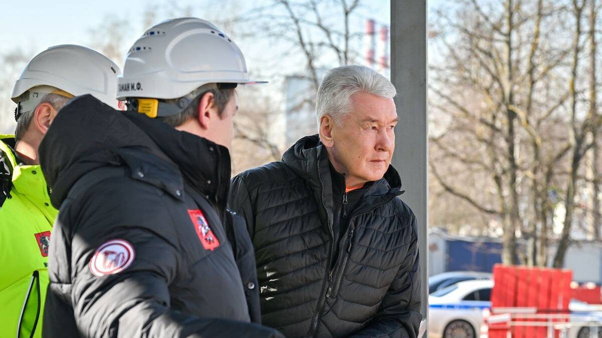    Мэр Москвы Сергей Собянин осматривает строящуюся станцию «Гольяново» Арбатско-Покровской линии метрополитена. Она расположится вдоль Уссурийской улицы на пересечении с улицами Сахалинская и Хабаровская / Фото: Пресс-служба мэра и правительства Москвы / Максим Мишин