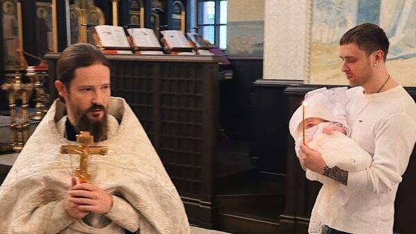 Егор Крид умилил фанатов снимками с крестной дочкой на руках