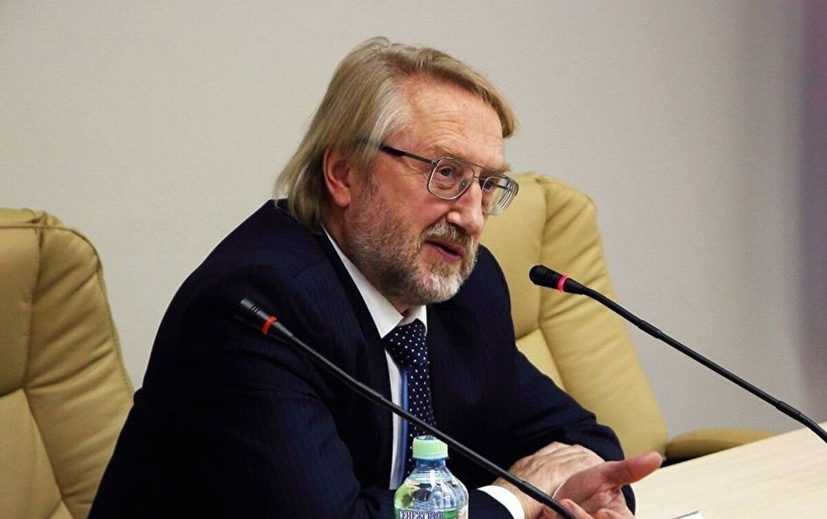    Вадим Покровский выступает на круглом столеАрхивы пресс-службы