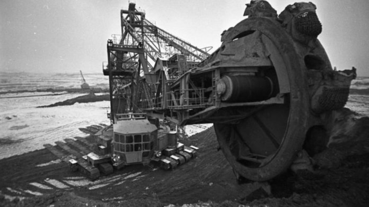 Добыча руды в районе Курской магнитной аномалии. Роторный экскаватор, 1970-е. Фото: Юрий Садовников. Источник: russiainphoto.ru