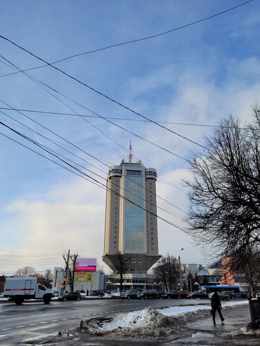 Вид на гостиницу с перекрестка улицы Вагжанова и Советской.