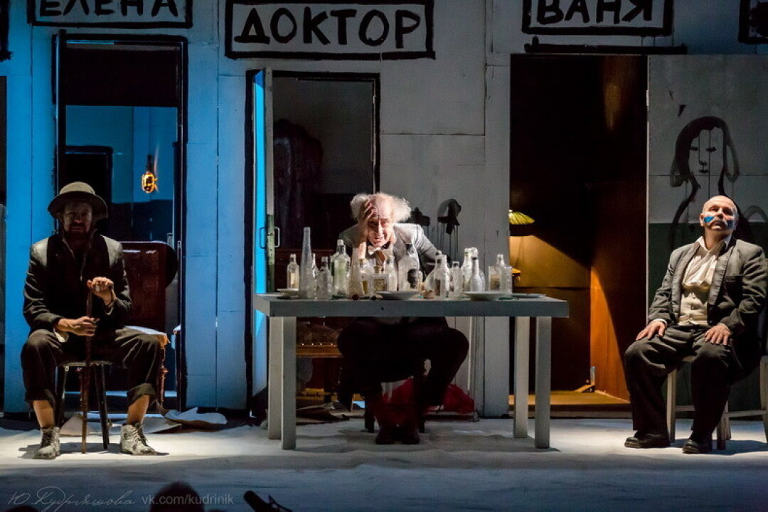    Телегин — Сергей Перегудов, Серебряков — Сергей Мигицко, Астров — Евгений Филатов Фото: Изображения предоставлены «Собака.ru» пресс-службой Театра имени Ленсовета