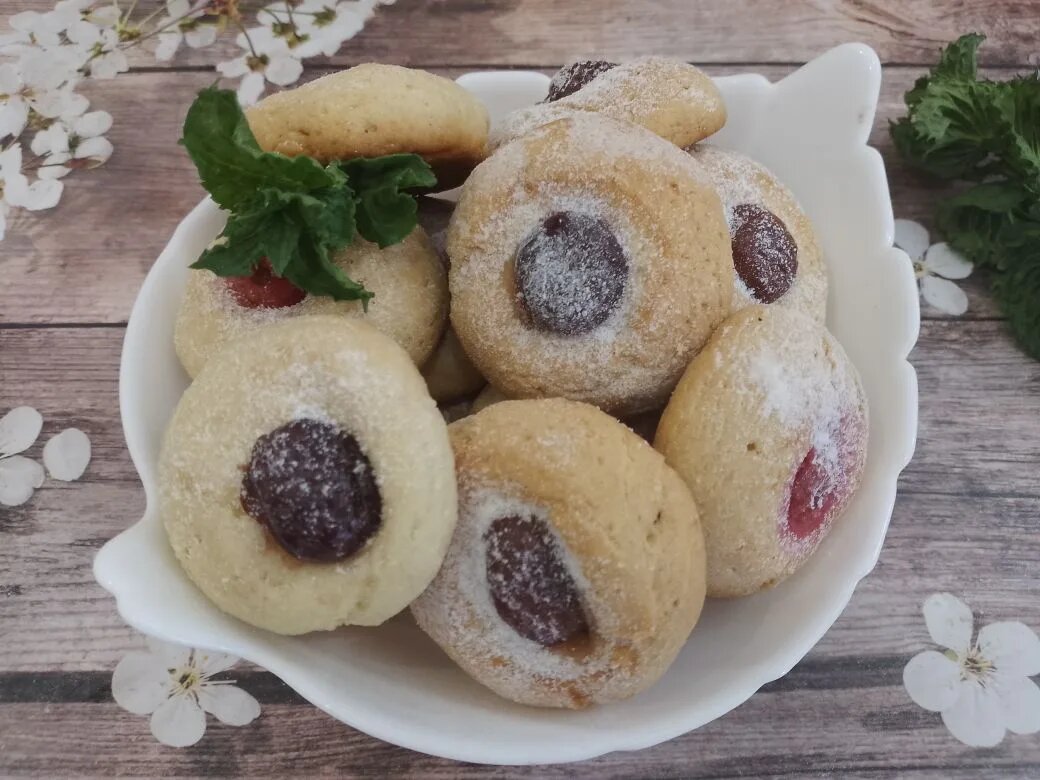 Песочное и рассыпчатое печенье с вишней