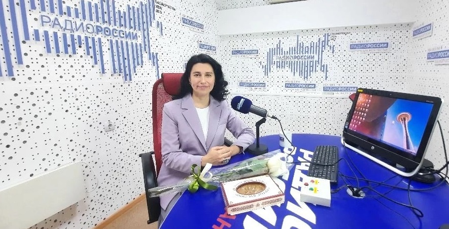    Метафора познания: "Переплет" приглашает заглянуть в квадрат окна