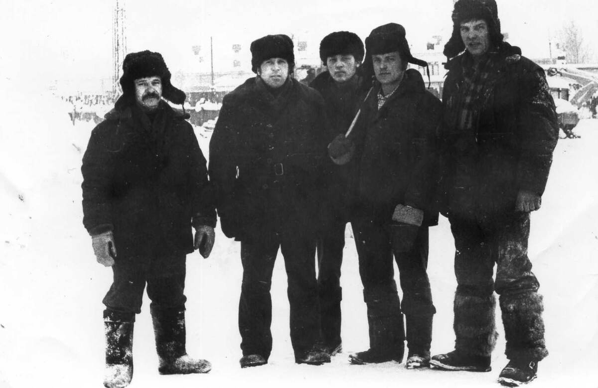 Фото автора. 80 годы двадцатого века. Водители БелАЗ в славном городе Усть-Кут. Слева на право, Славик, Николай, Алексей, Коля, Григорий.