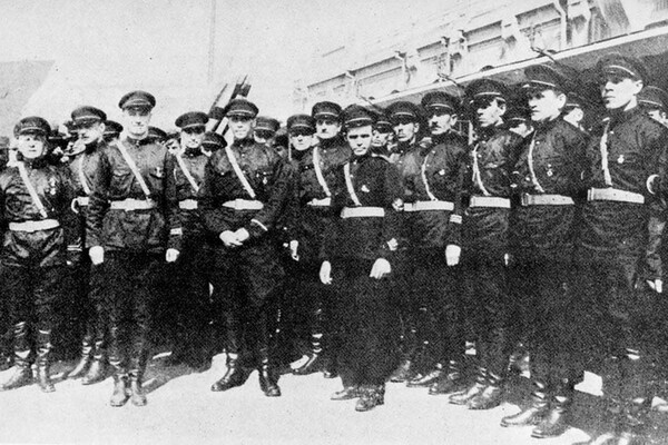 Константин Родзаевский (в центре со сплетенными пальцами) / Wikimedia Commons   📷