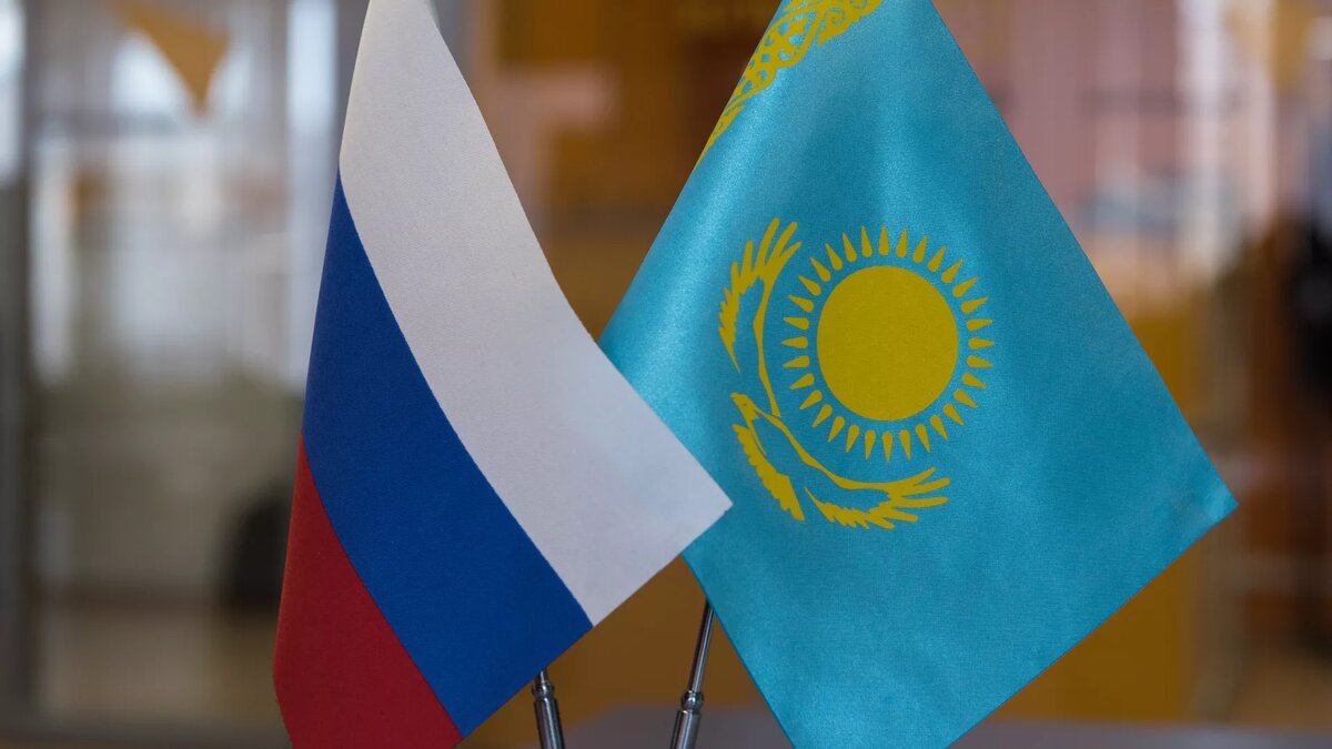 Архивное фото протокольных флагов Казахстана и России/© Sputnik