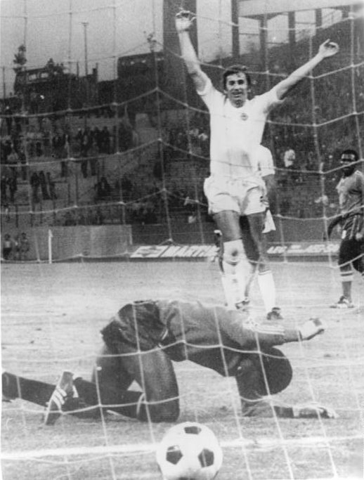 Йосип Каталински празднует гол в ворота Заира, 1974