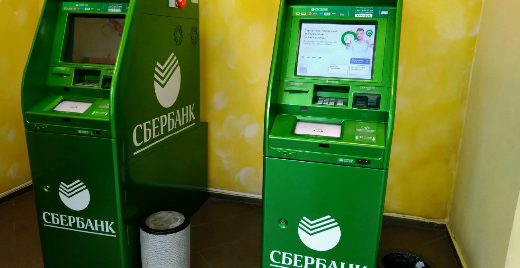 Мошенники оставляют карточки в банкоматах: новая схема