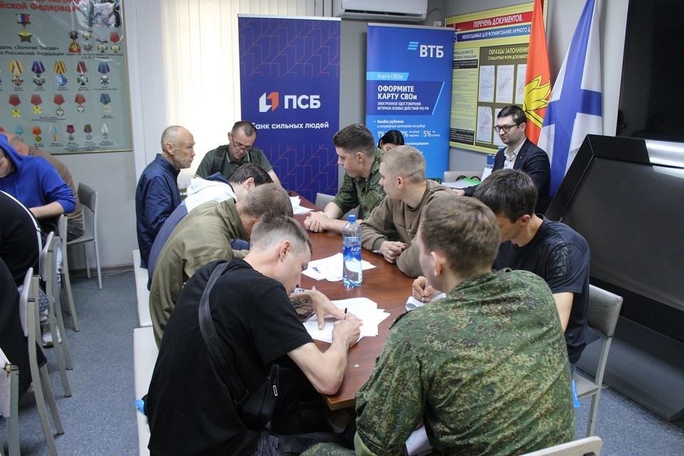    Военные постоянно проводят встречи с молодыми мужчинами, рассказывая о всех вопросах службы в беспилотных войсках. Фото: Пресс-служба Южного военного округа.