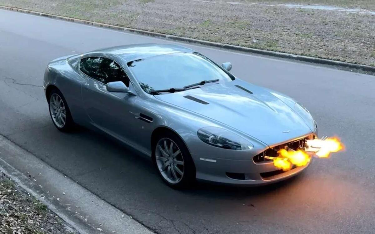 Машину с огнеметами как у Джеймса Бонда выставили на продажуAston Martin DB9 с огнеметами и дымовыми шашками продают в США за 3,4 млн рублей
📷
📷
📷
📷
📷
