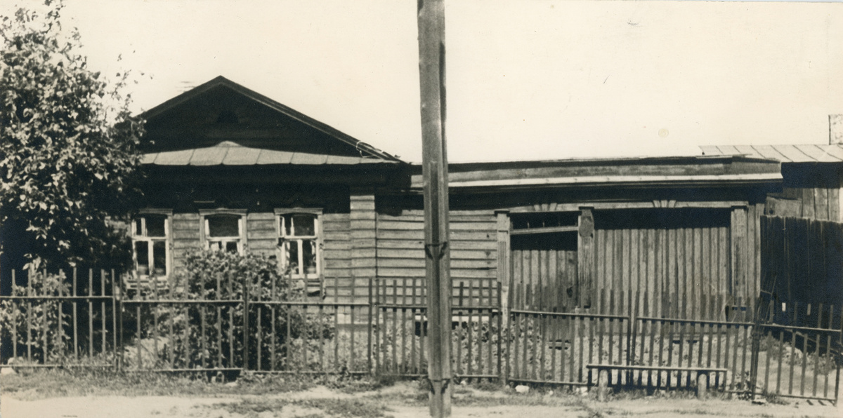 Ул. Синицына (ныне Ломоносова), д. 14. Родительский дом, в котором родился и жил в детские годы А. П. Бондин. Фото 1952 г. из коллекции Нижнетагильского музея-заповедника «Горнозаводской Урал»