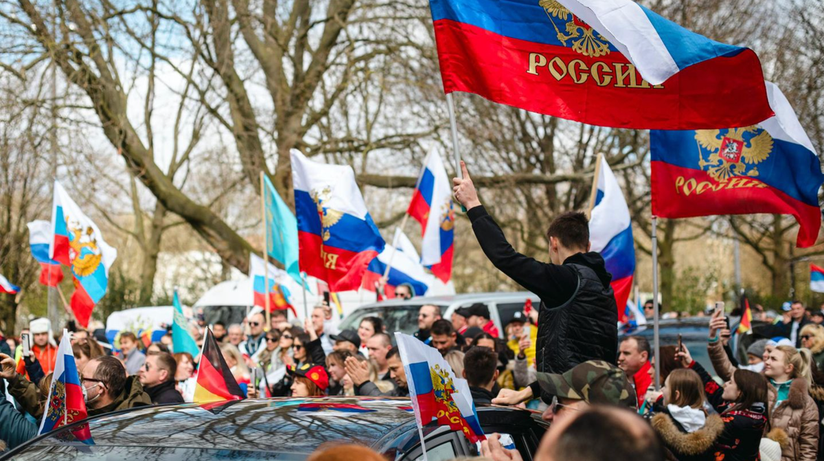 Автоколонна сторонников Путина в Ганновере в апреле 2022 года, через несколько недель после начала полномасштабного вторжения России на Украину © Янис Гроссе / Picture Alliance