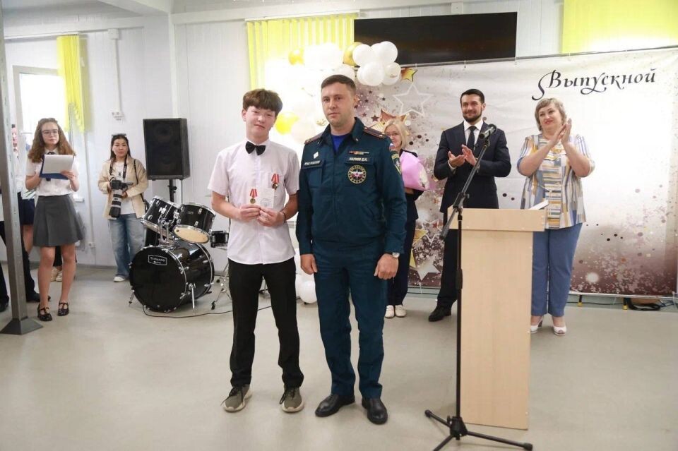   Александр Прокопьев поздравил школьников с последним звонком. Источник: t.me/asprokopyev