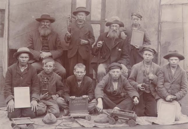 Бурские подростки и старики в британском концентрационном лагере во время Англо-Бурской войны 1899-1902 гг.