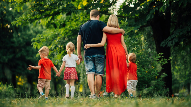 Фото: https://www.magnific.com/free-photo/long-shot-with-family-from_4961091.htm#