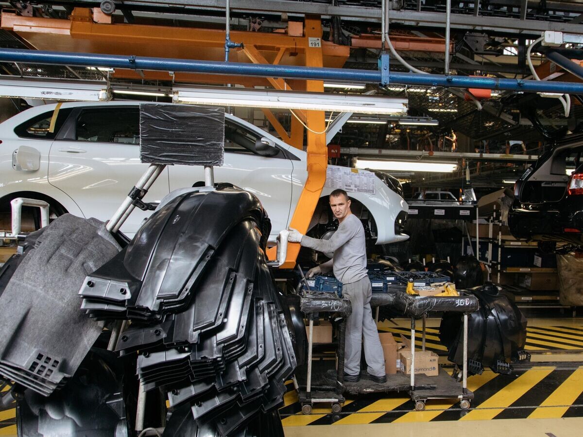    Сборка новых автомобилей на заводе "АвтоВАЗ" в Тольятти | © РИА Новости / Анар Мовсумов