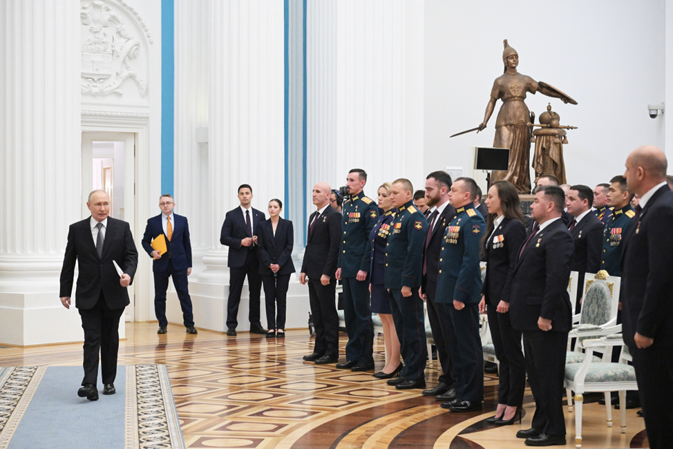 Президент РФ Владимир Путин с выпускниками "Времени героев" / РИА Новости