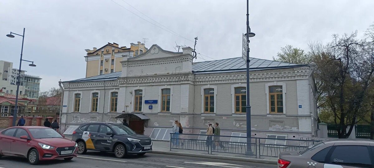 Ленина, 41, Тюмень. В этом здании располагалась школа, в которой учился Владислав Крапивин. Сейчас здание пустует