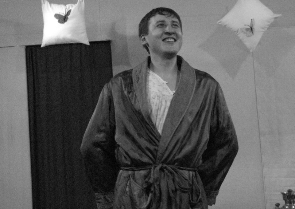    С 2016 года актер не выходил на сцену, но всегда приходил на спектакли как зритель. Фото: личный архив.