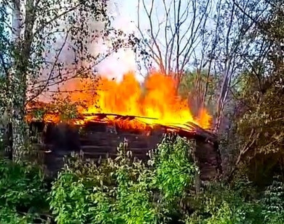    В Калуге на Рылеева сгорела хозпостройка огонь уничтожил здание полностью.