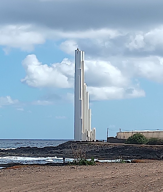 Маяк на Punta del Hidalgo, Тенерифе. Железобетонная конструкция высотой 50 м стоит посредине ничего, памятником архитектуры не является, выполняет утилитарную функцию. Этот образ хорошо передает настроение романа