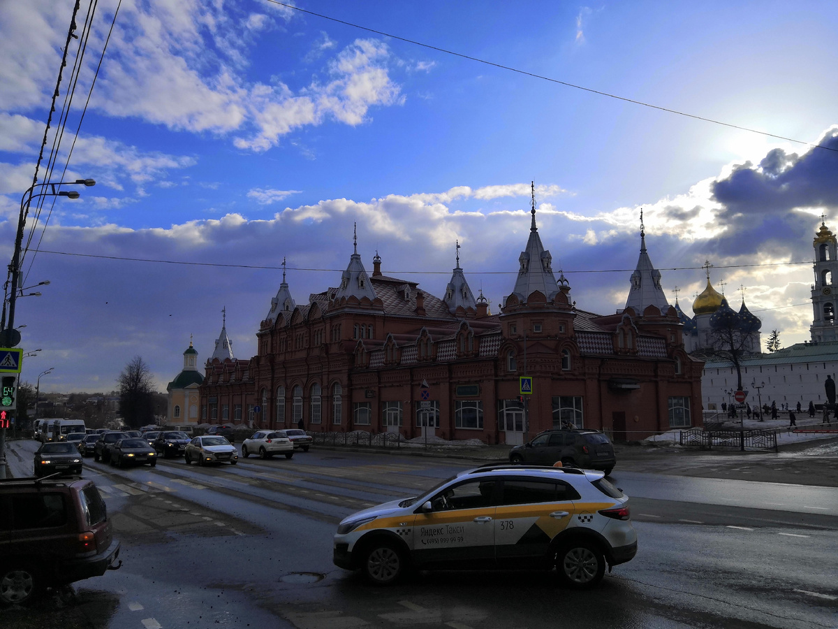 Здание "Новых Торговых рядов" напротив Троице - Сергиевой лавры , на Красногорской площади. Здание построено в 1902 - 1903 годах в русском стиле.