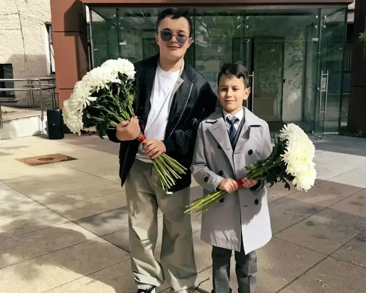     Александр Хинштейн опубликовал фото сыновей на школьной линейке