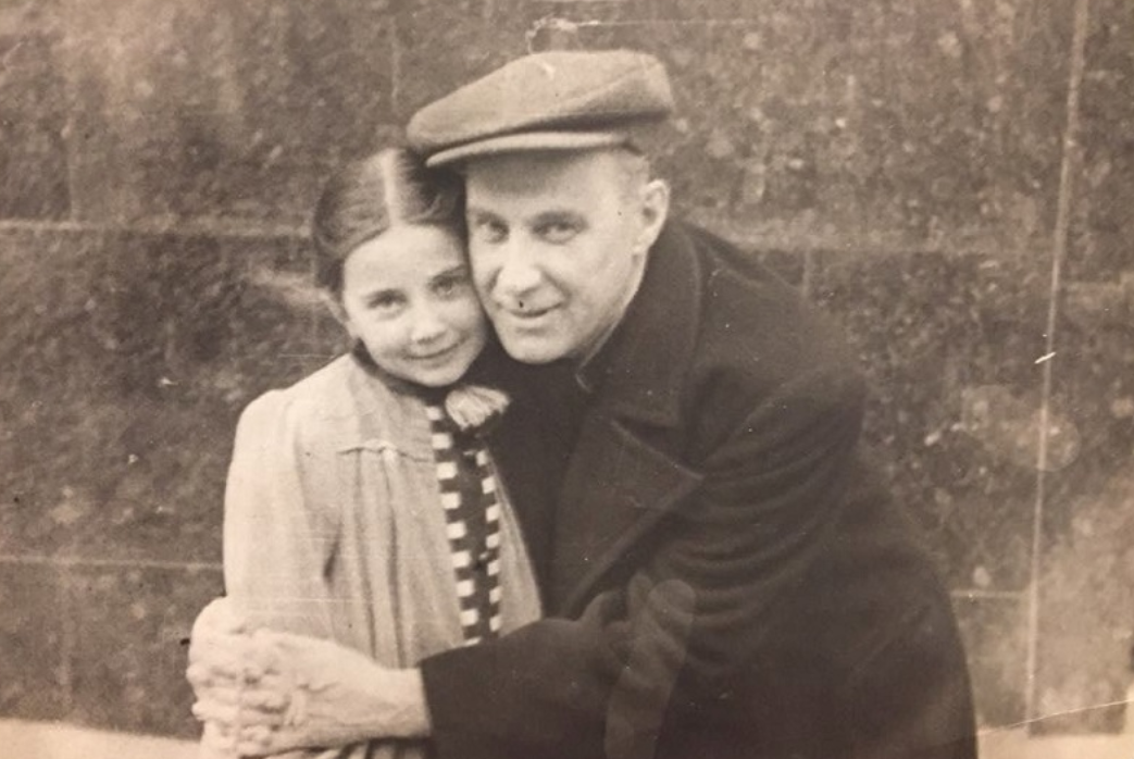 С отцом Борисом Добронравовым в эвакуации,  в Екатеринбурге, 1941 год