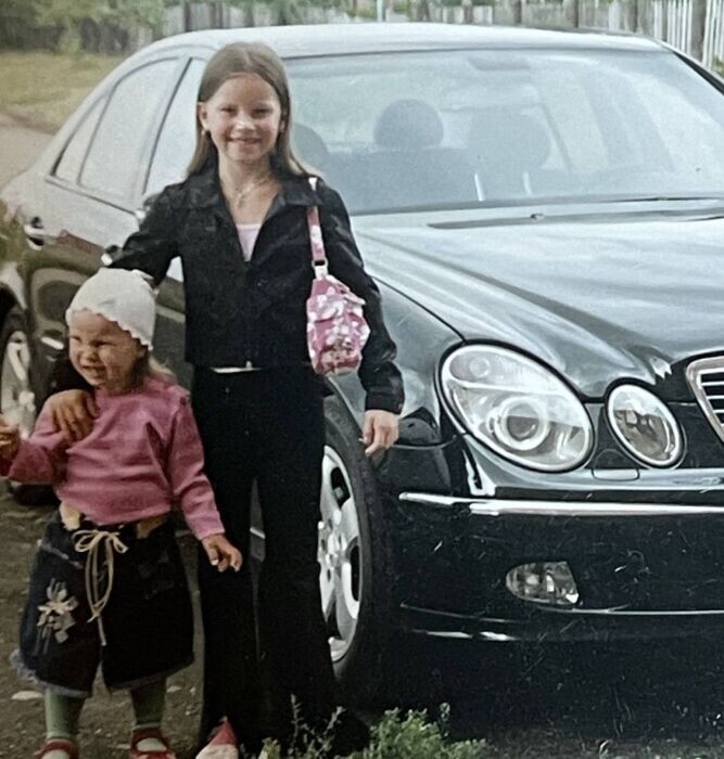 Наталья Брюсова (справа) в детстве.